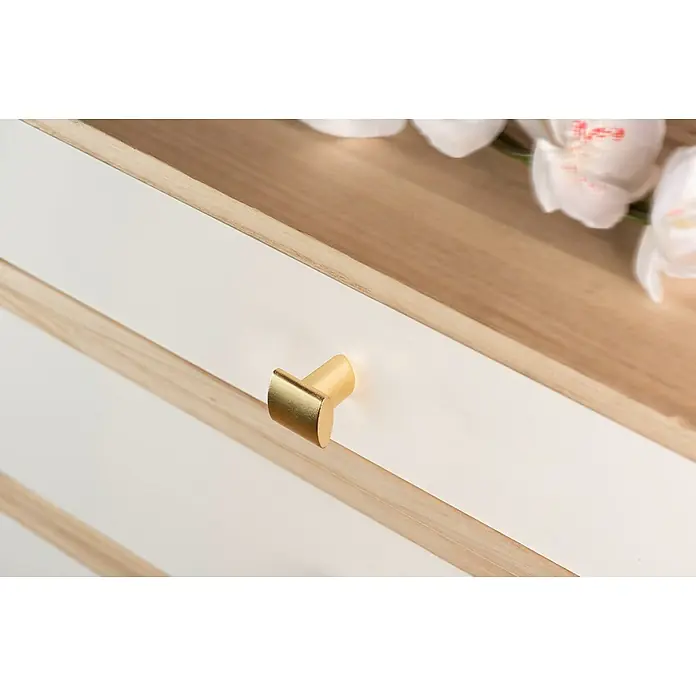 Rei Möbelknopf - Durchmesser: 20 mm, Antikes Messing - Goldfarbener T-förmiger Schubladengriff an einer weißen Schublade eines Holzmöbels.