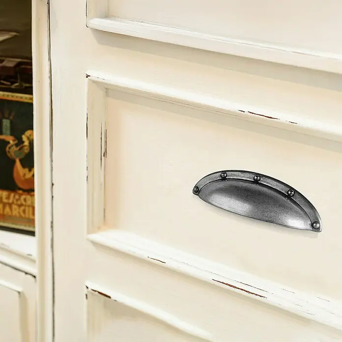 Rei Möbelgriff - Lochabstand: 64 mm, Sonstige, Zinn - Antikweiße, patinierte Schubladenfront mit dunklem Metallmuschelgriff.