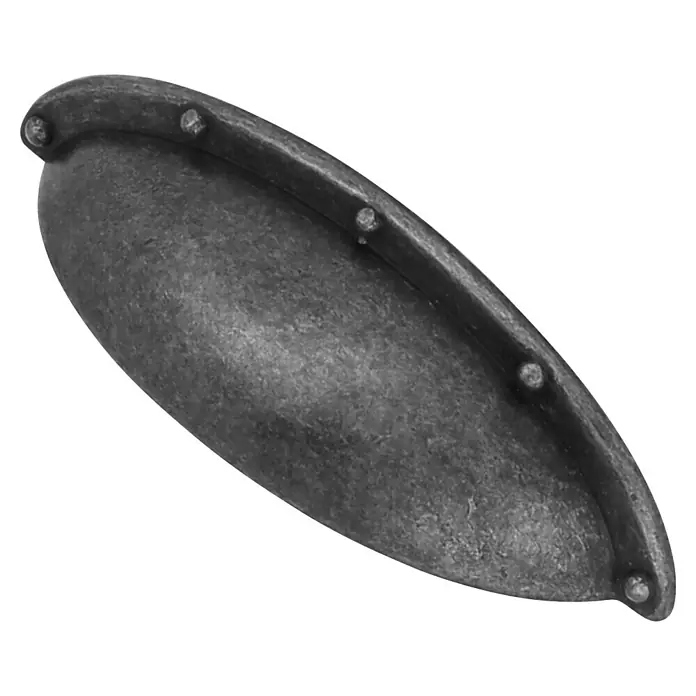Rei Möbelgriff - Lochabstand: 64 mm, Sonstige, Zinn - Antiker anthrazitfarbener Muschelgriff mit sichtbaren Nieten.