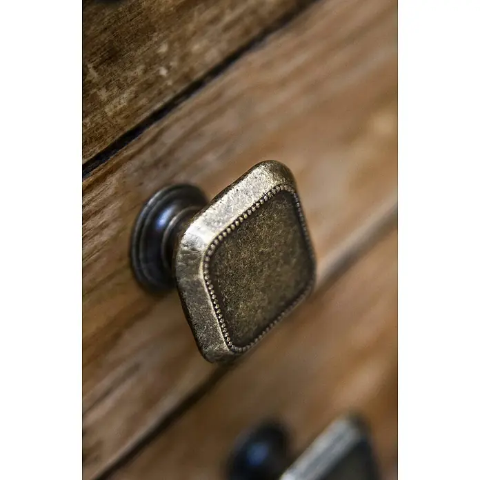 Rei Möbelknopf - Durchmesser: 30 mm, Antikes Messing, L x H: 30 x 22 mm - Antiker quadratischer Messing-Schubladengriff mit Perlenrand auf Holzoberfläche.