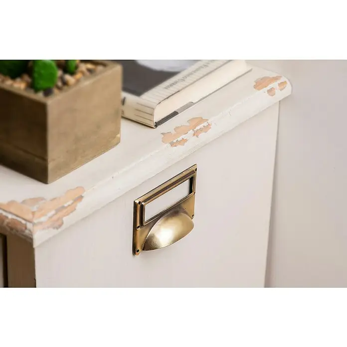 Rei Möbelgriff - Lochabstand: 80 mm, Stahl, Antikes Messing - Weiße Shabby Chic Holzschublade mit antikem Messing-Muschelgriff und Etikettenhalter.