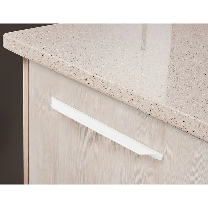 Rei Möbelgriff - Lochabstand: 160 mm, Aluminium, Weiß - Nahaufnahme einer gesprenkelten beigen Arbeitsplatte über einem hellen Holzschrank mit modernem weißen Griff.