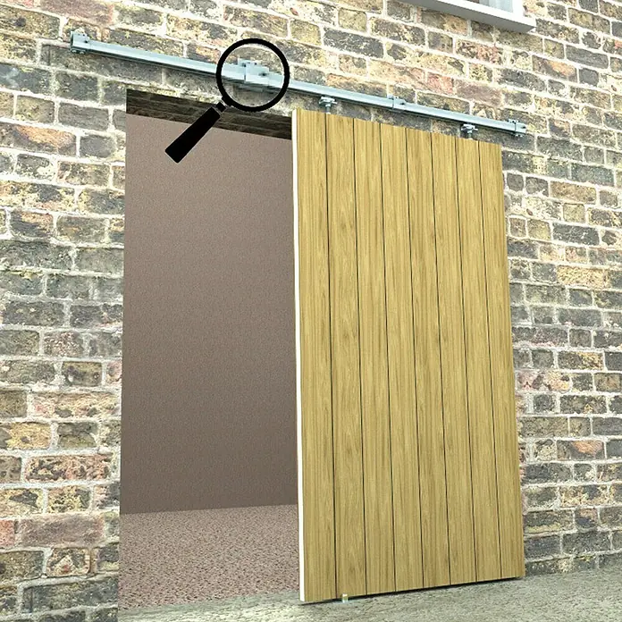 HBS Betz Schiebetorbeschlag-Komplettset Typ 30 - 200 cm, Traglast: 180 kg, Wandmontage, Einsatzbereich: Stallungen - Schiebetürbeschlag an einer Backsteinmauer, mit einem Vergrößerungsglas, um die Details des Beschlags hervorzuheben.