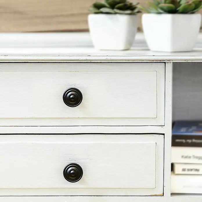Rei Möbelknopf - Ø x H: 35 x 26 mm, Schwarz - Weißer, shabby-chic Holzschrank mit zwei Schubladen mit schwarzen Knöpfen und offenem Seitenfach für Bücher.
