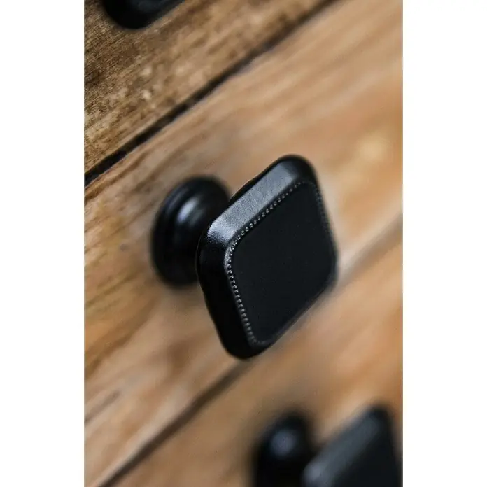 Rei Möbelknopf - Durchmesser: 30 mm, Schwarz, L x H: 30 x 22 mm - Schwarzer quadratischer Knopf mit texturierter Kante an Holzmöbeln.