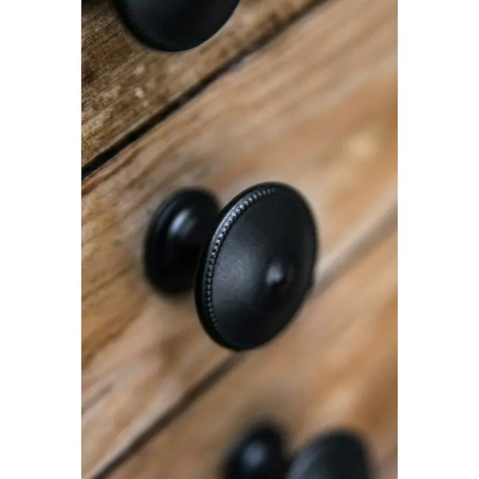 Rei Möbelknopf - Durchmesser: 30 mm, Schwarz, L x H: 30 x 24 mm - Nahaufnahme von schwarzen, texturierten runden Knöpfen auf einer Holzschubladenoberfläche.