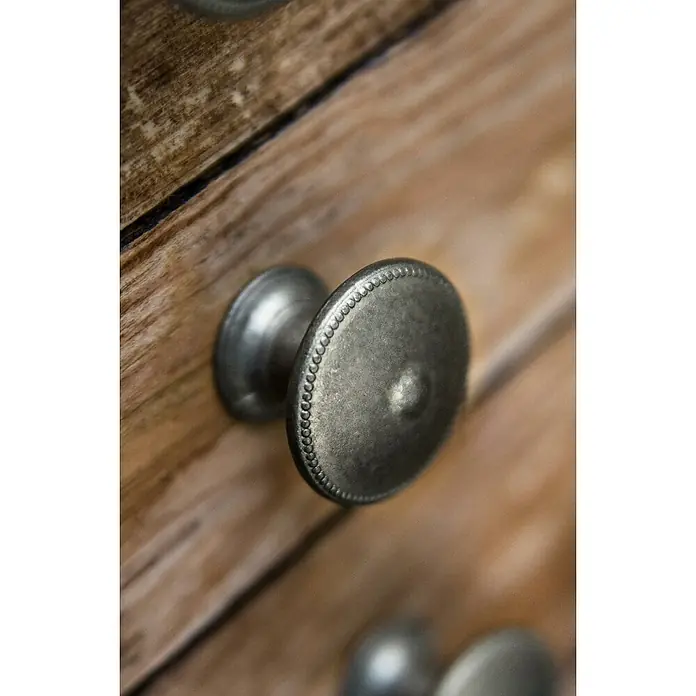Rei Möbelknopf - Durchmesser: 30 mm, Zinn, L x H: 30 x 24 mm - Antiker silberner Metallschubladengriff mit Perlenrand an rustikaler Holzschublade.