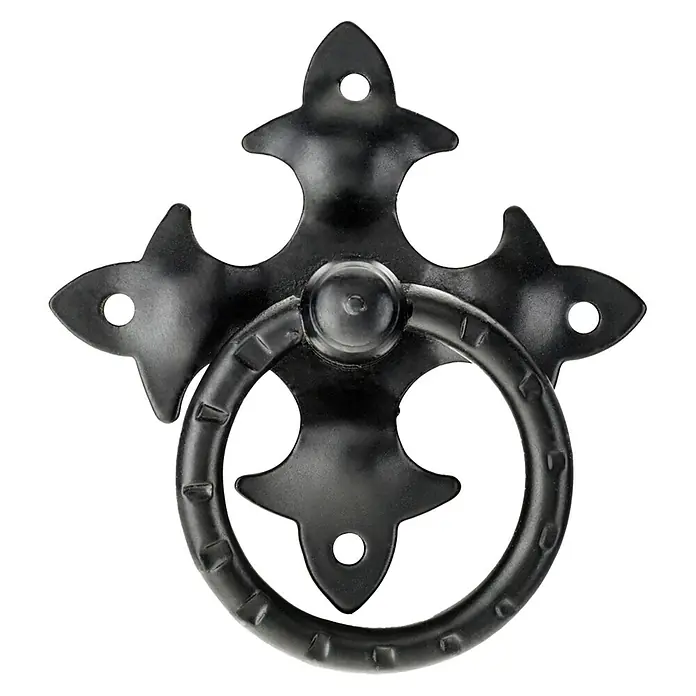 Rei Möbelgriff - Lochabstand: 63 mm, Stahl, Schwarz - Schwarzer, verzierter Metall-Ringgriff mit dekorativer Rückenplatte.
