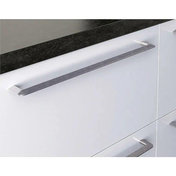 Rei Möbelgriff - Lochabstand: 320 mm, Sonstige, Stahl - Gebürstete Metallschubladengriffe an weißen Küchenschränken mit elegantem, angewinkeltem Design.