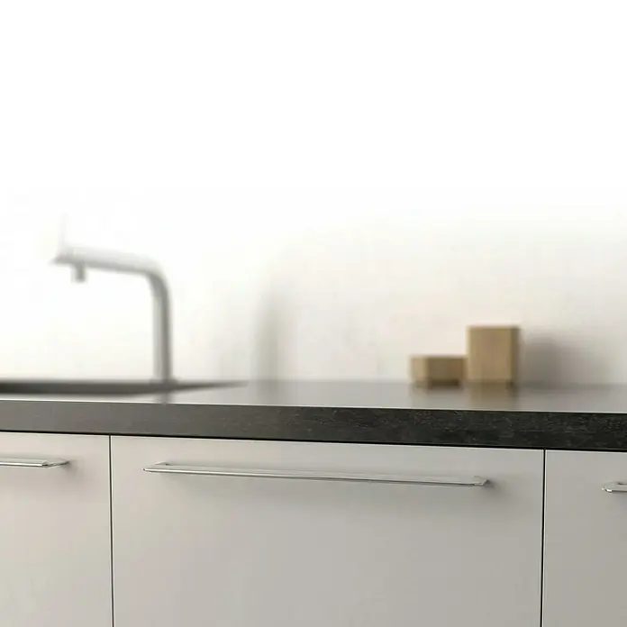 Rei Möbelgriff - Lochabstand: 320 mm, Sonstige, Stahl - Weiße Küchenschränke mit langen silbernen Griffen, dunkler Arbeitsplatte, zwei kleinen Holzklötzen und einem unscharfen Wasserhahn im Hintergrund.