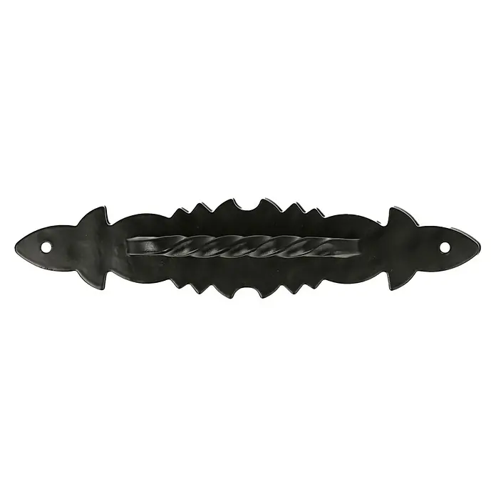 Rei Möbelgriff - Lochabstand: 146 mm, Stahl, Schwarz - Schwarzer Metall-Ziergriff mit gedrehtem Griffstück und gezackten Kanten, mit fischförmigen Enden und Befestigungslöchern.