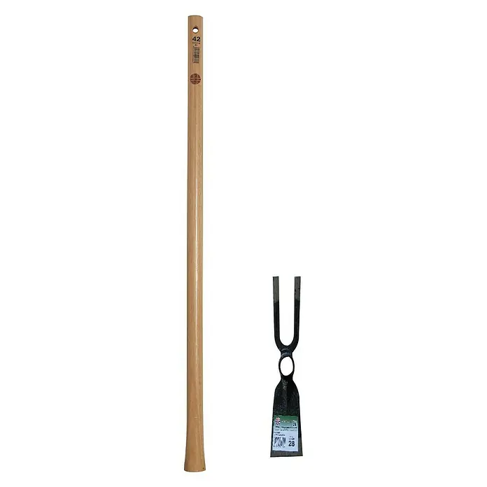 Azada doble 228A - Número de púas: 2 - Imagen de azada de mango largo con mango de madera y cabeza de azada negra en forma de U. La herramienta está diseñada para jardinería y cultivo.