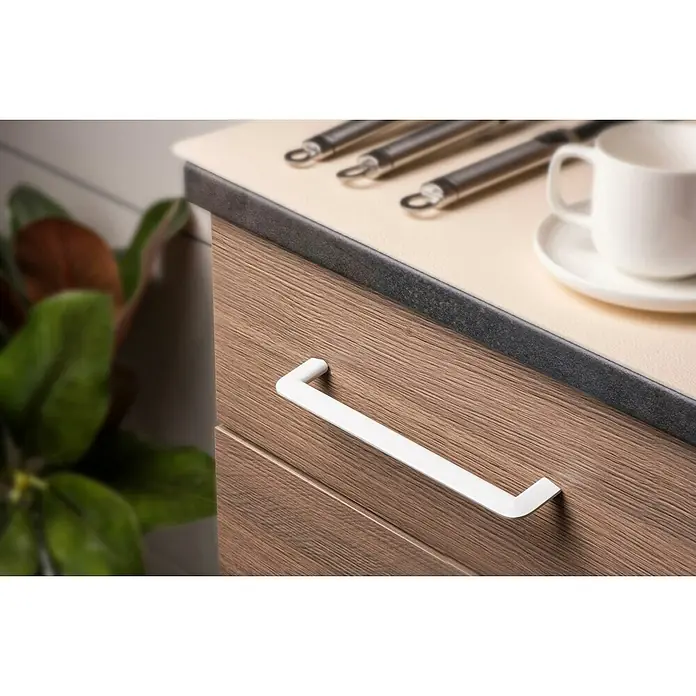Rei Möbelgriff - Lochabstand: 160 mm, Sonstige, Weiß, L x B x H: 181 x 8 x 35 mm - Weißer, minimalistischer Griff an einer strukturierten Holzschublade.