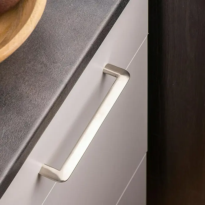 Rei Möbelgriff - Lochabstand: 160 mm, Sonstige, Stahl - Gebürsteter Metallschrankgriff an einer hellgrauen Küchenschublade unter einer dunkelgrauen Arbeitsplatte.