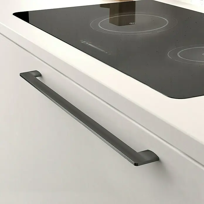 Rei Möbelgriff - Lochabstand: 320 mm, Sonstige, Schwarz, L x B x H: 350 x 10 x 40 mm - Schwarzes Induktionskochfeld in weißer Küchenarbeitsplatte mit langem dunkelgrauem Griff an Unterschrank.