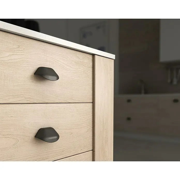 Rei Möbelgriff - Lochabstand: 64 mm, Sonstige, Schwarz - Helle Holzschubladen mit dunklen, modernen Griffen in einer Küche.