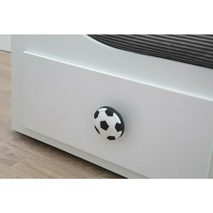 Rei Möbelknopf - Durchmesser: 41 mm, Holz, Schwarz - Weißer Schubkasten mit schwarz-weißem Fußballknauf an einem Bettgestell.