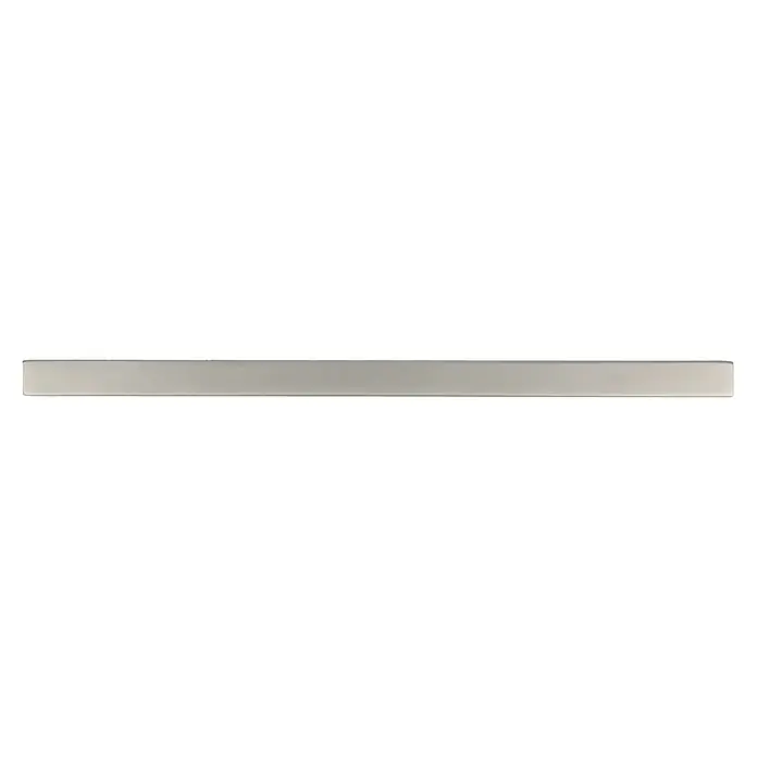 Rei Möbelgriff - Lochabstand: 128 mm, Aluminium, Nickel, Modern - Langer, hellgrauer Streifen aus gebürstetem Metall mit leicht abgerundeten Kanten.