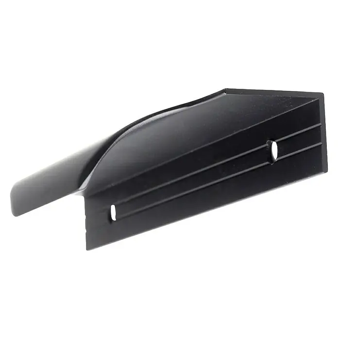 Rei Möbelgriff - Lochabstand: 96 mm, Aluminium, Schwarz, L x B x H: 131 x 22 x 41 mm - Schwarzes, winkliges Kunststoffbauteil mit gebogener Oberseite, zwei horizontalen Rillen und zwei ovalen Befestigungslöchern.