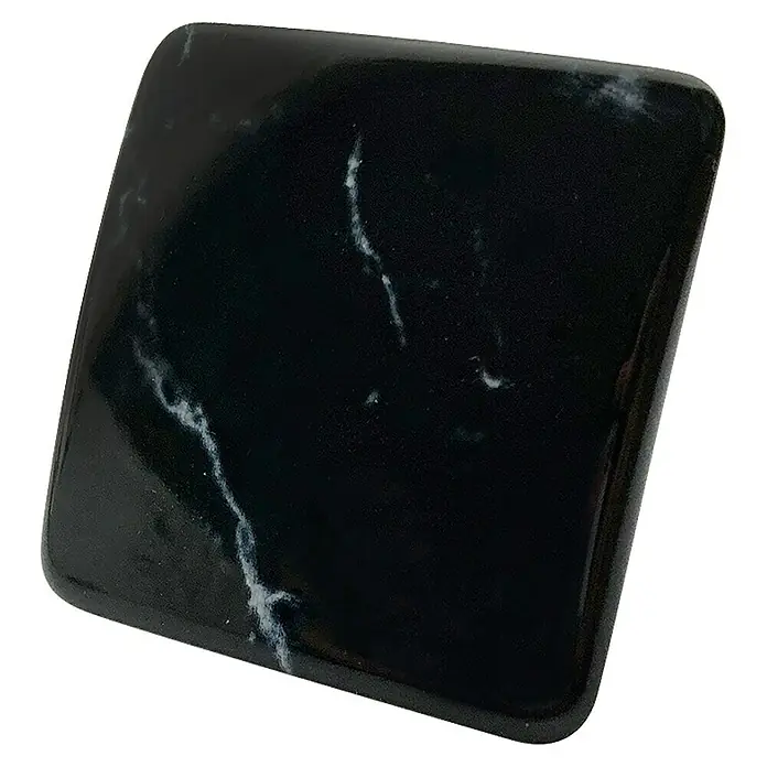 Rei Möbelknopf - Durchmesser: 37 mm, Schwarz - Glänzendes schwarzes Rechteck mit weißen Marmoradern und abgerundeten Kanten.