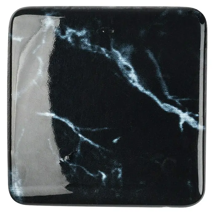Rei Möbelknopf - Durchmesser: 37 mm, Schwarz - Glänzende schwarze quadratische Fliese mit weißen Marmoradern und abgerundeten Ecken.