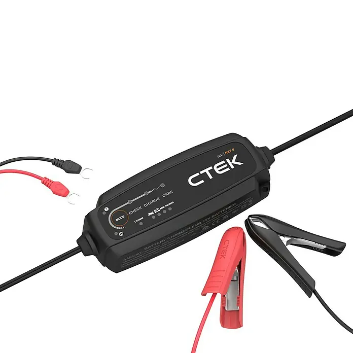 CTEK Automatik-Ladegerät NXT 5 EU - Ladestrom: 5 A, Kapazität: 1,2 Ah - 160 Ah - CTEK 12V NXT 5 Batterieladegerät. Schwarzes Gerät mit roten und schwarzen Kabeln, Batterieklemmen und Ringösen.
