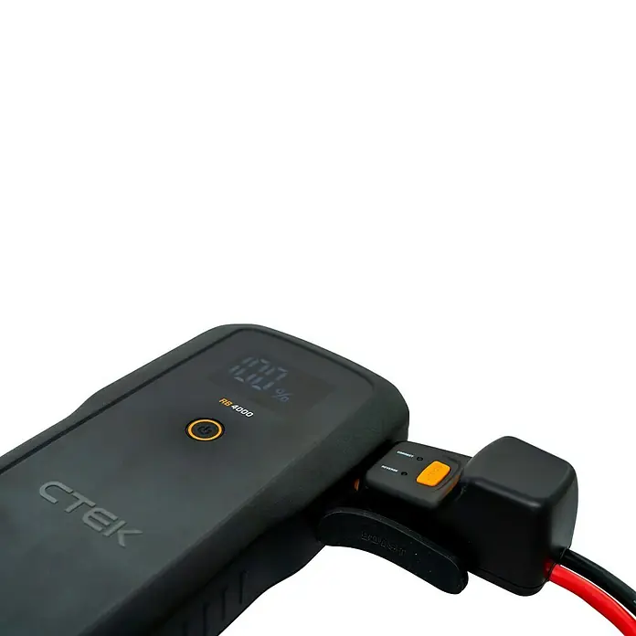 CTEK Starthilfegerät RB 4000 - Ladestrom: 4 A, Ladespannung: 14,8 V - Schwarzer CTEK RB 4000 Starthilfe-Booster mit digitaler Anzeige von 100% Ladung, verbunden mit roten und schwarzen Überbrückungskabeln.