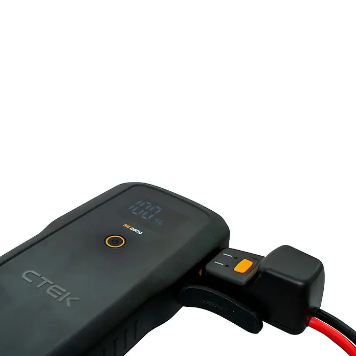 CTEK Starthilfegerät RB 3000 - Ladestrom: 3 A, Ladespannung: 14,8 V - Schwarzer CTEK Starthilfe-Booster mit digitaler Anzeige (100% Ladung) und roten/schwarzen Batteriekabeln.