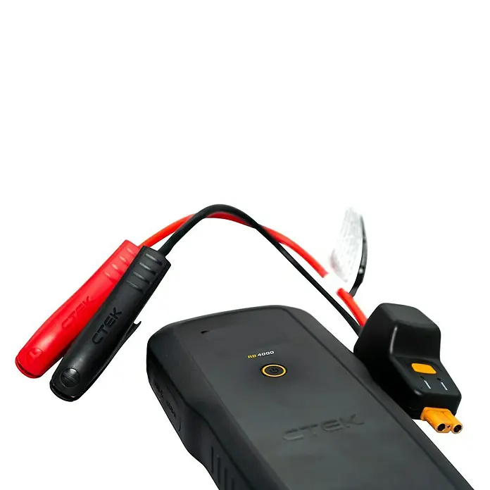 CTEK Starthilfegerät RB 4000 - Ladestrom: 4 A, Ladespannung: 14,8 V - Schwarzer CTEK RB 4000 Starthilfe-Booster mit roten und schwarzen Überbrückungskabeln und Klemmen.