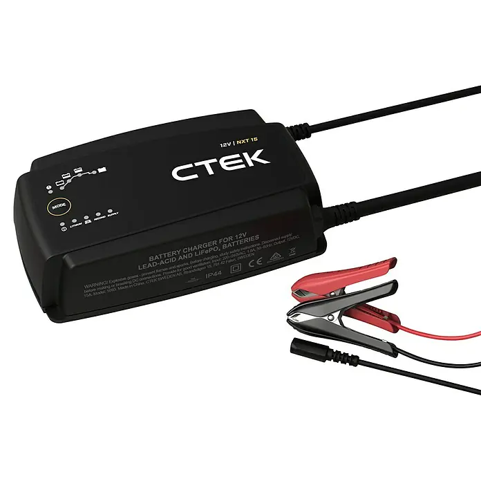 CTEK Automatik-Ladegerät NXT 15 EU - Ladestrom: 15 A, Kapazität: 30 Ah - 350 Ah - Schwarzes CTEK NXT 15 Batterieladegerät mit Kabeln und roten sowie schwarzen Batterieklemmen zum Laden von Blei-Säure- und LiFePO4-Batterien.