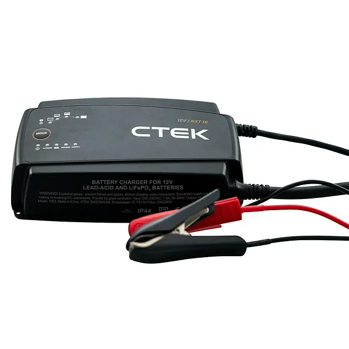 CTEK Automatik-Ladegerät NXT 15 EU - Ladestrom: 15 A, Kapazität: 30 Ah - 350 Ah - Schwarzes CTEK 12V NXT 15 Batterieladegerät für Blei-Säure- und LiFePO4-Batterien, mit roten und schwarzen Krokodilklemmen.