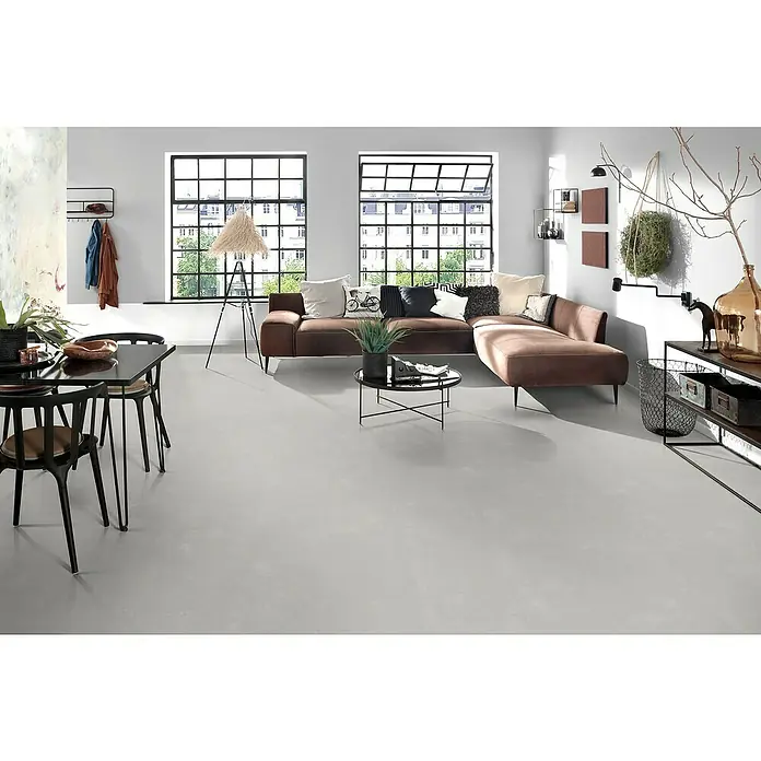 b!design Vinylboden SPC - Chiasso, Fliese, 800 x 400 x 5 mm - Heller, glatter grauer Boden in einem modernen Wohn- und Essbereich.