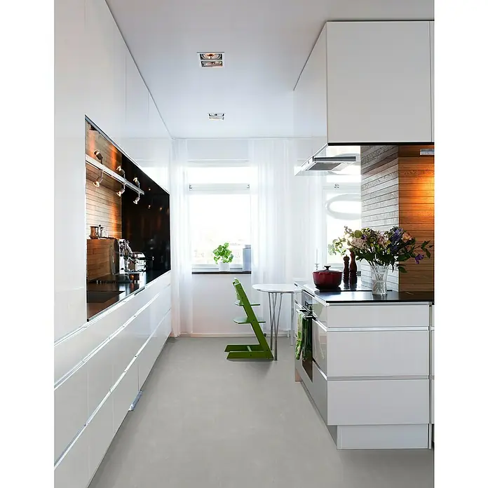 b!design Vinylboden SPC - Chiasso, Fliese, 800 x 400 x 5 mm - Hellgrauer Boden in Betonoptik in einer modernen Küche.
