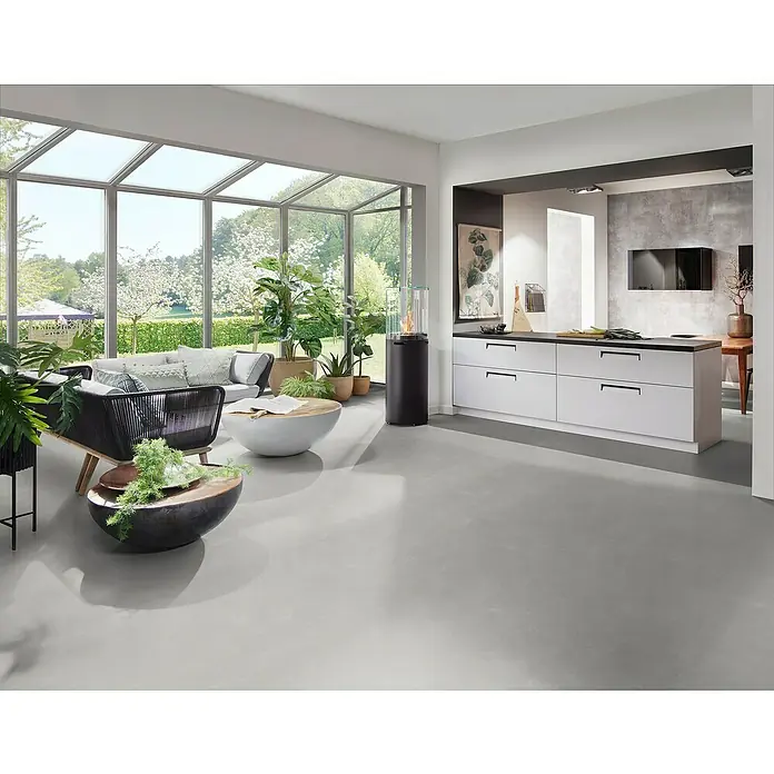 b!design Vinylboden SPC - Chiasso, Fliese, 800 x 400 x 5 mm - Hellgrauer, glatter moderner Bodenbelag in einem geräumigen offenen Wohn- und Küchenbereich.