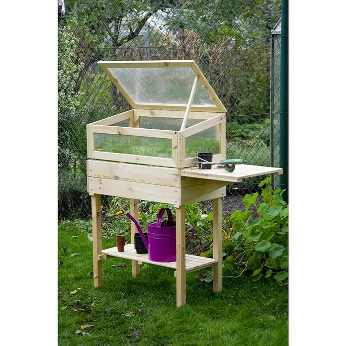 Dobar Hochbeet - 116 x 40 x 110 cm, Holz, Natur - Das Bild zeigt ein hölzernes Hochbeet mit einem durchsichtigen Deckel in einem Garten, ideal für den Anbau von Pflanzen.