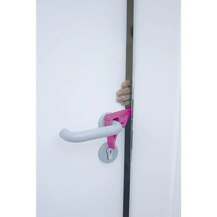 Schellenberg Tür- & Fensterstopper - Pink - Das Bild zeigt einen pinkfarbenen Türstopper, der zwischen Tür und Rahmen eingesetzt wurde, um ein versehentliches Zuschlagen zu verhindern.
