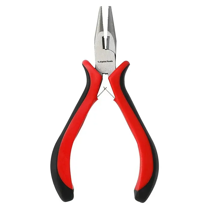 Alpha Tools Schraubertüte - Gesamtumfang: 10 -tlg., Chrom-Vanadium-Stahl - Silberne Spitzzange mit roten und schwarzen ergonomischen Griffen und sichtbarer Feder, Marke 'Alpha Tools'.