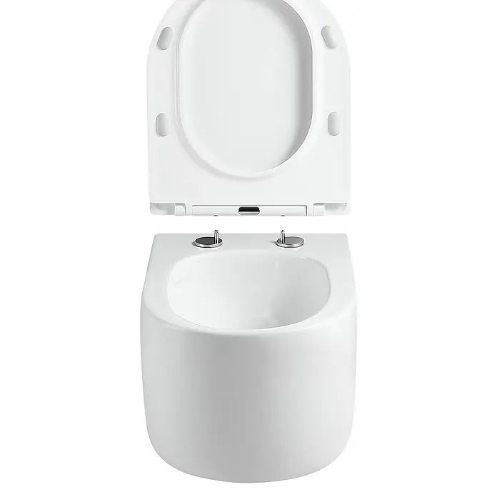Camargue Wand-WC-Set Amsterdam - Spülrandlos, Ohne Spezialglasur, Spülform: Tief, WC Abgang: Waagerecht, Weiß - Weißes Keramik-Bidet mit geöffnetem Deckel, silberfarbene Wasserarmaturen auf der Schüssel.