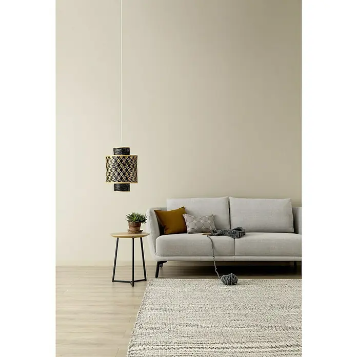 SCHÖNER WOHNEN-Farbe Wandfarbe Designfarbe - Gemütliches Wollbeige, Matt, 1 l, Konservierungsmittelfrei - Ein Wohnzimmer mit einer grauen Couch, einem kleinen Tisch mit einer Pflanze und einer hängenden Lampe, die dem Raum eine stilvolle Note verleiht.
