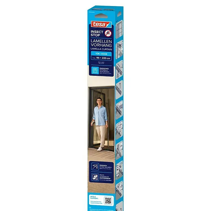 Tesa Insect Stop Insektenschutzgitter Lamellenvorhang - B x H: 95 x 220 cm, Montage Insektengitter: Ankletten, Weiß - Blaue tesa INSECT STOP Lamellen-Vorhang Verpackung, mit einer Frau, die durch den weißen Insektenschutz geht.