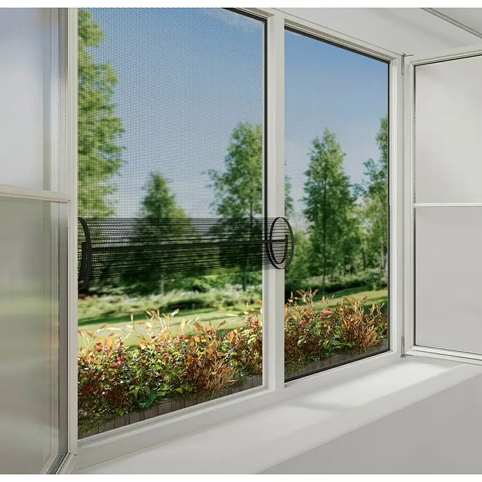 Tesa Insect Stop Insektenschutzgitter für Fenster zum Öffnen und Schließen - B x H: 130 x 150 cm, Montage Insektengitter: Ankletten - Schwarzes, ausziehbares Insektenschutzgitter an weißem Fenster, teilweise ausgefahren, mit Blick auf grünen Garten.