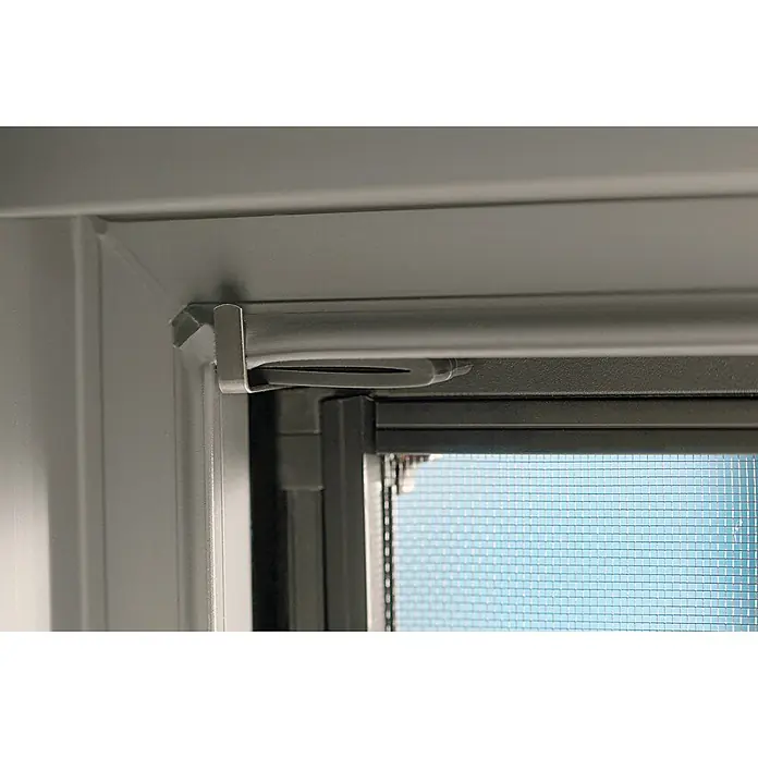 Tesa Insektenschutzfenster FALT für Fenster - Weiß, Montage Insektengitter: Klemmen - Grauer Fensterrahmen mit Insektenschutzgitter und Metallverschluss.