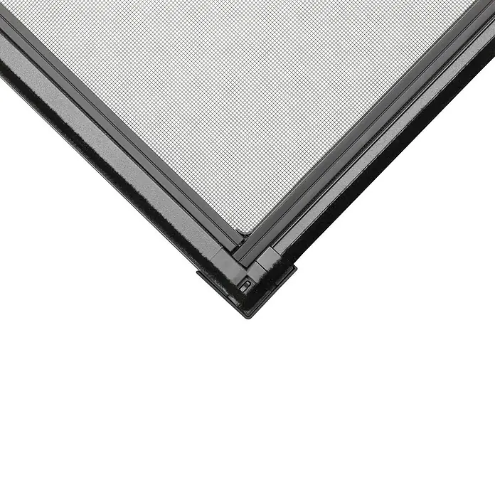 Tesa Mosquitera para ventana Falt - Antracita, Montaje de la mosquitera: Pinzas - Esquina de mosquitera gris oscuro con malla fina y junta de cepillo negra en el marco.