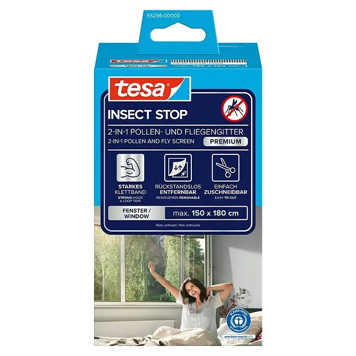 Tesa Pollenschutzgitter - B x H: 1,5 m x 180 cm, Montage Insektengitter: Ankletten - tesa 2-in-1 Pollen- & Fliegengitter, anthrazit, max. 150x180cm, für Fenster. Produktverpackung mit Frau am Fenster.