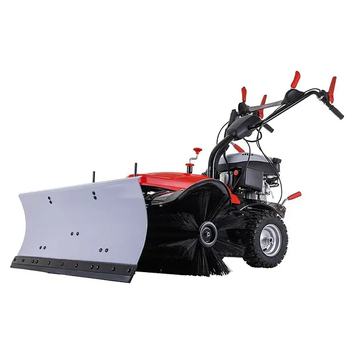 Scheppach Kehrmaschine SC2200PE 3 in 1 - 3,6 kW, Arbeitsbreite: 100 cm, 1 x SCHEPPACH Benzin Kehrmaschine - Rot-graue Kehrmaschine mit schwarzer rotierender Bürste und grauem Schneepflugaufsatz, bereit zur Schneeräumung.