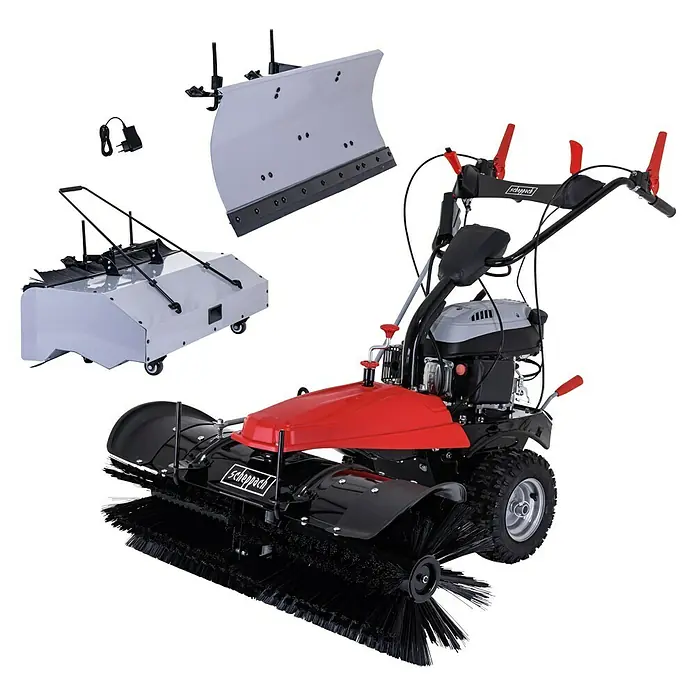Scheppach Kehrmaschine SC2200PE 3 in 1 - 3,6 kW, Arbeitsbreite: 100 cm, 1 x SCHEPPACH Benzin Kehrmaschine - Rot-schwarze Kehrmaschine mit rotierender Bürste und wechselbaren Anbaugeräten: ein grauer Schneepflug, ein grauer Sammelbehälter und ein Netzteil.