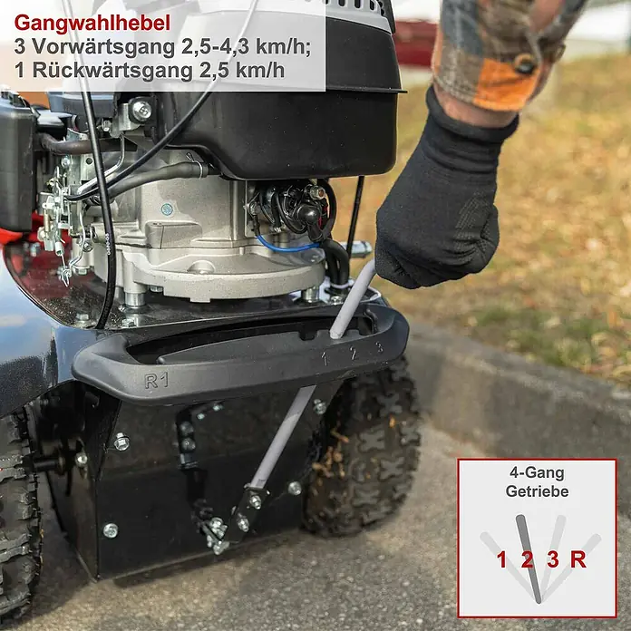 Scheppach Kehrmaschine SC2200PE 3 in 1 - 3,6 kW, Arbeitsbreite: 100 cm, 1 x SCHEPPACH Benzin Kehrmaschine - Behandschuhte Hand bedient schwarzen Gangwahlhebel mit grauem Hebel, der 3 Vorwärtsgänge (1-3) und 1 Rückwärtsgang (R) anzeigt.