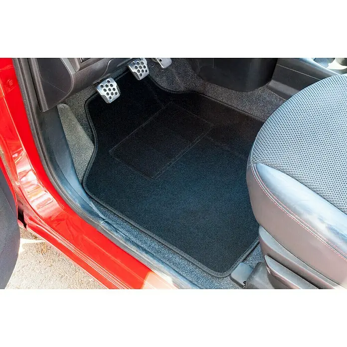 Juego de alfombrillas para coche Clasic - 4 pzs., Negro - Alfombrilla negra para coche en el interior de un coche rojo, diseñada para proteger el piso y mantener el interior limpio.