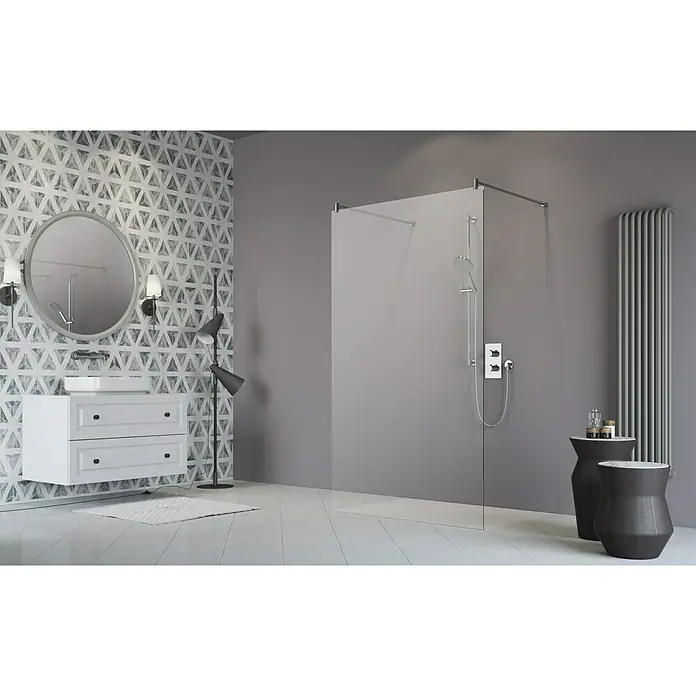 Camargue Vario Duschwand XXL Solo S13 - B x H: 117 x 200 cm, Beschichtet, Silber - Ein elegantes Badezimmer mit einer begehbaren Duschkabine mit Glaswand, die ein modernes und minimalistisches Design bietet.
