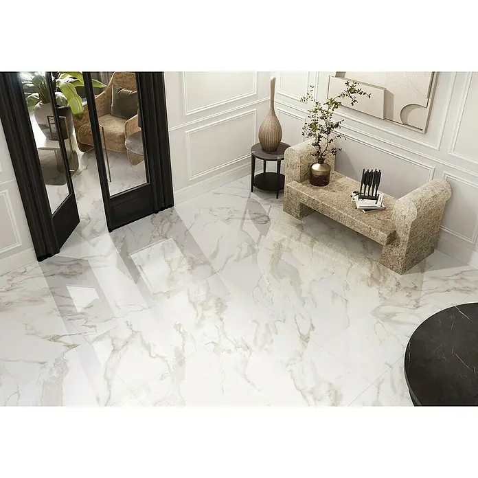 Pavimento porcelánico Arezzo - 60,5 x 60,5 cm, Oro, Brillante - Azulejos de suelo pulidos efecto mármol blanco con vetas marrones/doradas, instalados en una habitación luminosa y espaciosa.